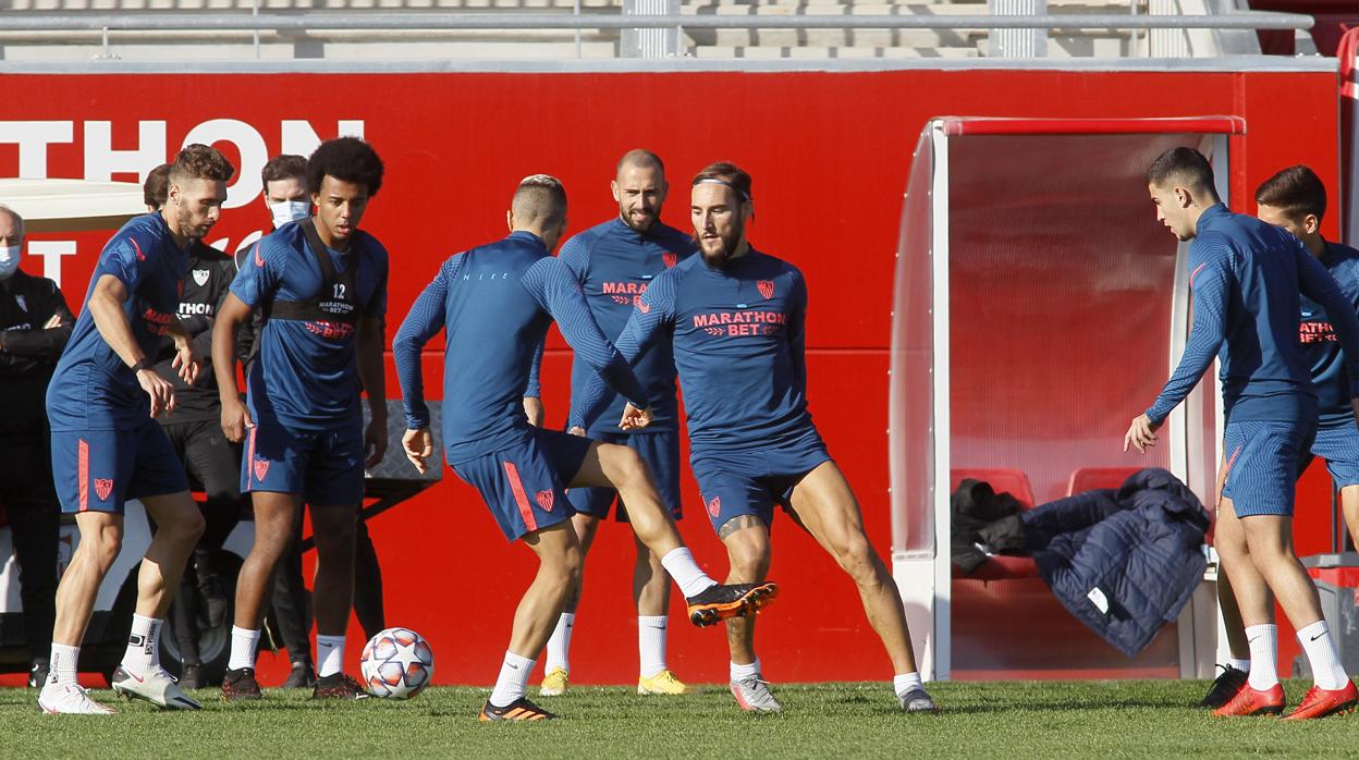 Los jugadores del Sevilla, en el entrenamiento previo al duelo con el Chelsea