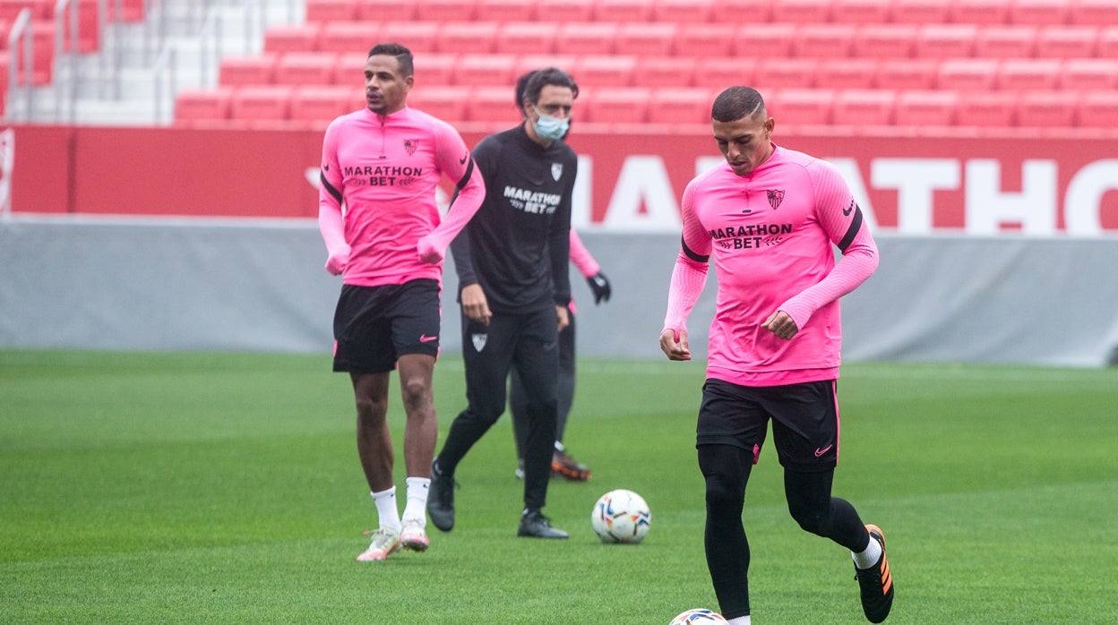 Diego Carlos y Fernando, en el entrenamiento del Sevilla del viernes