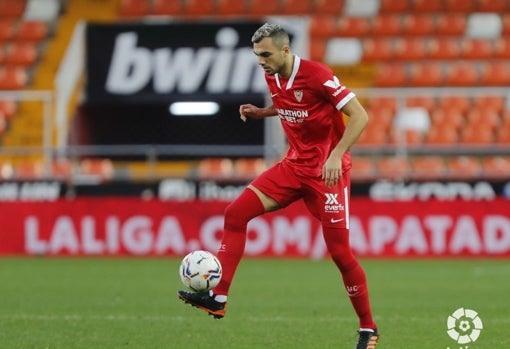 Jordán controla durante el Valencia - Sevilla