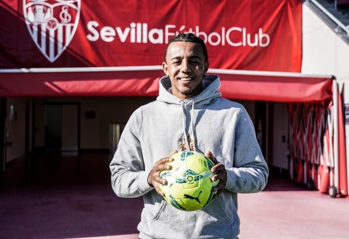 Koundé agarra el balón «Adrenalina» que LaLiga utiliza en sus partidos más destacados, como el derbi sevillano