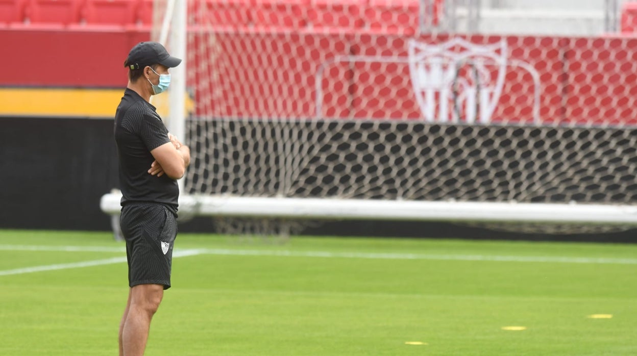 Julen Lopetegui observa detenidamente las evoluciones de sus futbolistas en el un entrenamiento del Sevilla FC en el estadio Ramón Sánchez-Pizjuán