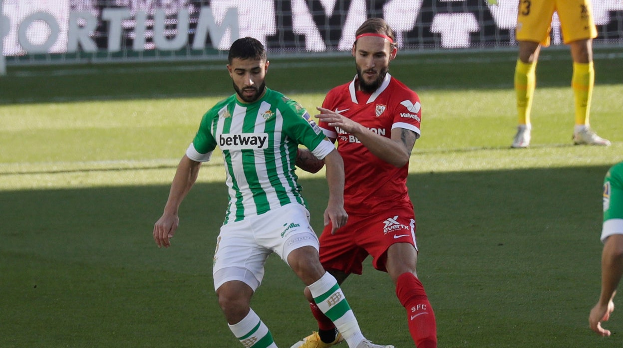 Gudelj marca a Fekir en el derbi