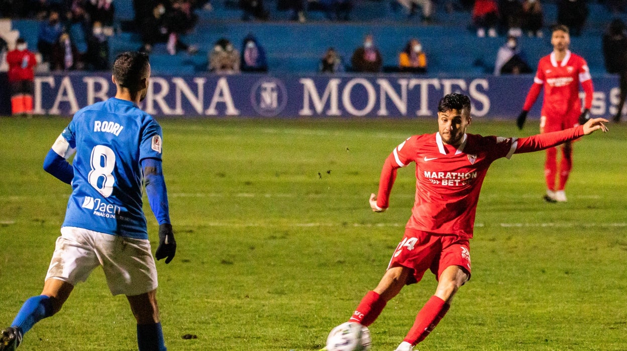 Óscar conduce el balón durante el Linares Sevilla