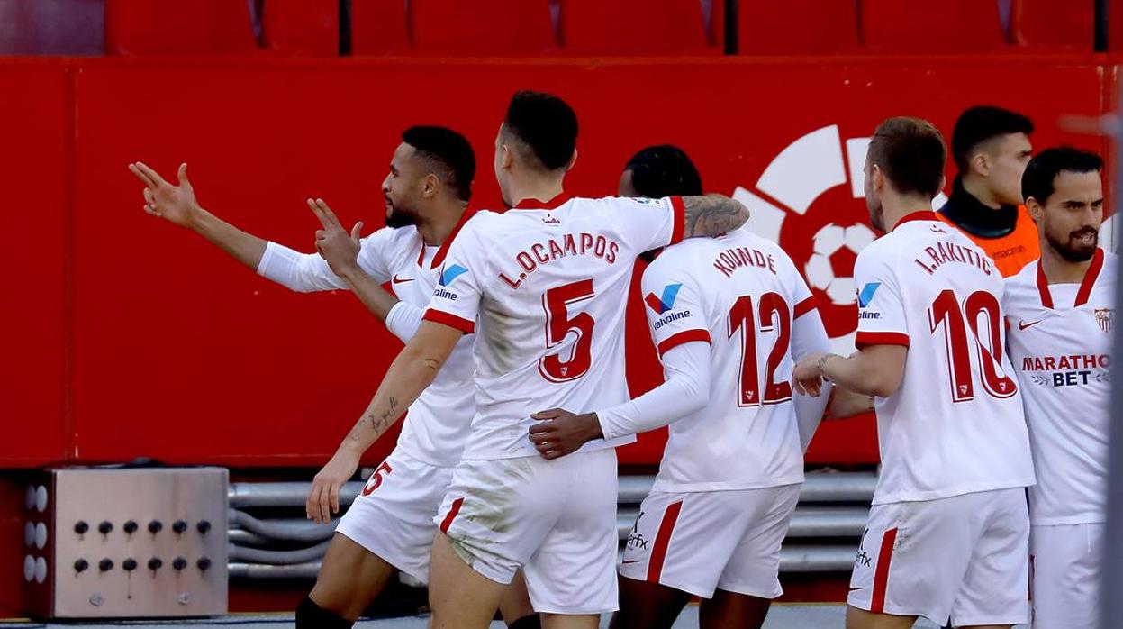 Los jugadores del Sevilla FC celebran el último tanto de En-Nesyri ante la Real Sociedad