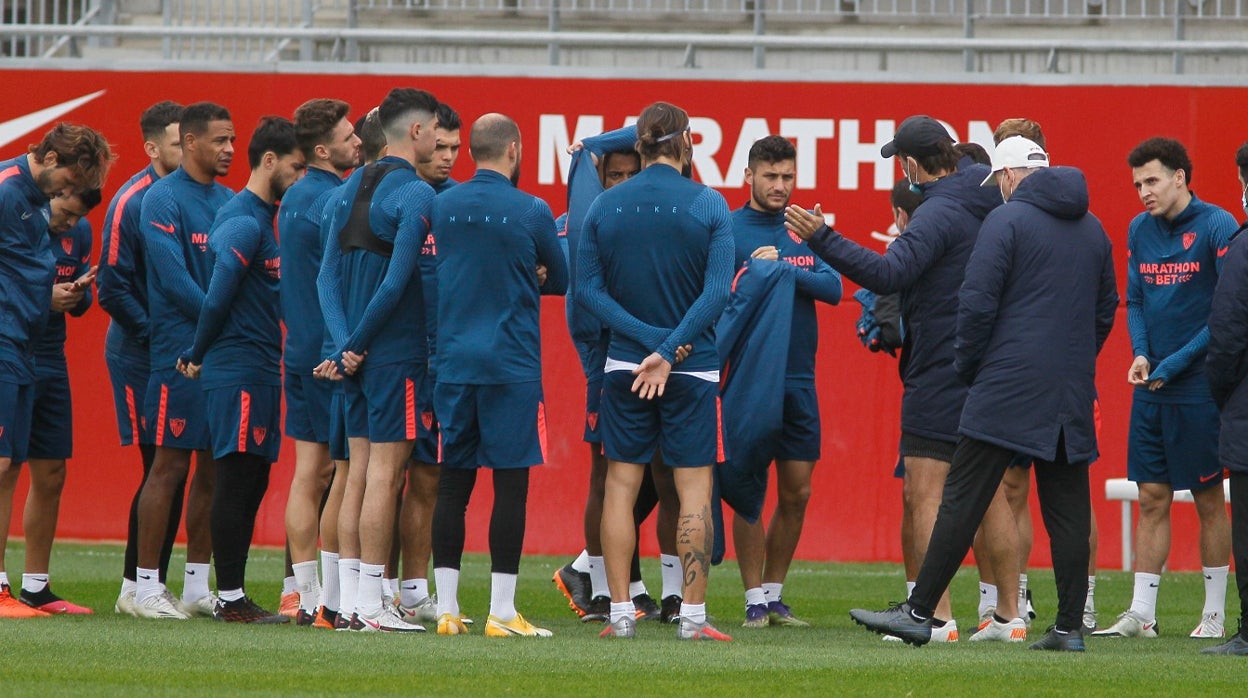 Julen Lopetegui durante una charla a sus jugadores en el entrenamiento del Sevilla FC