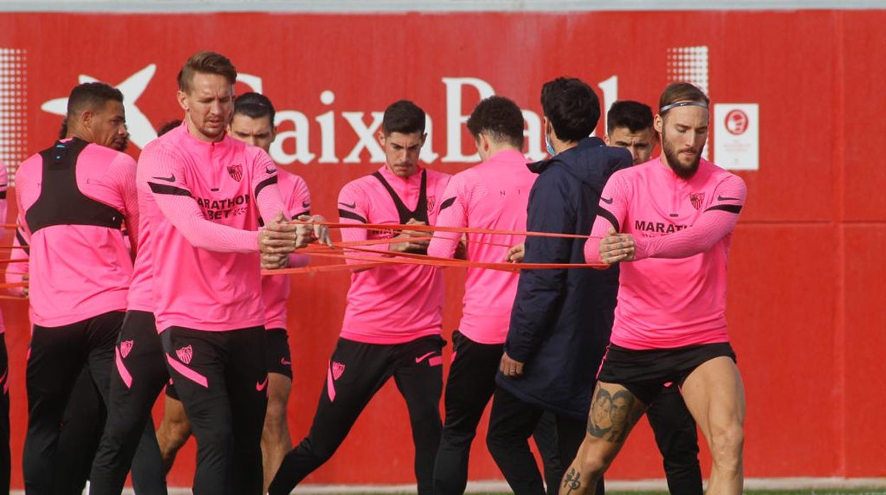 De Jong y Gudelj realizan ejercicios en pareja, esta mañana