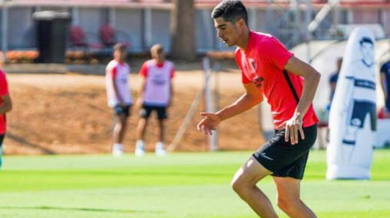 Carlos Fernández en un entrenamiento con el Sevilla FC