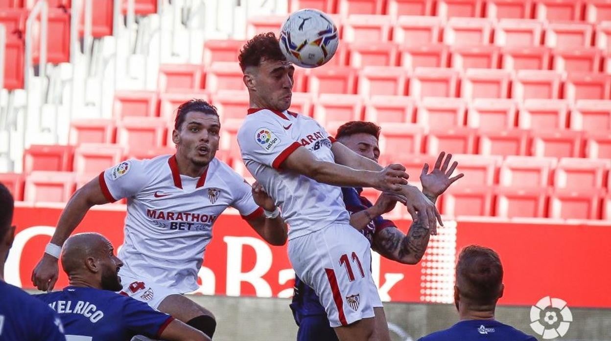 Munir cabecea el balón para hacer el gol del Sevilla
