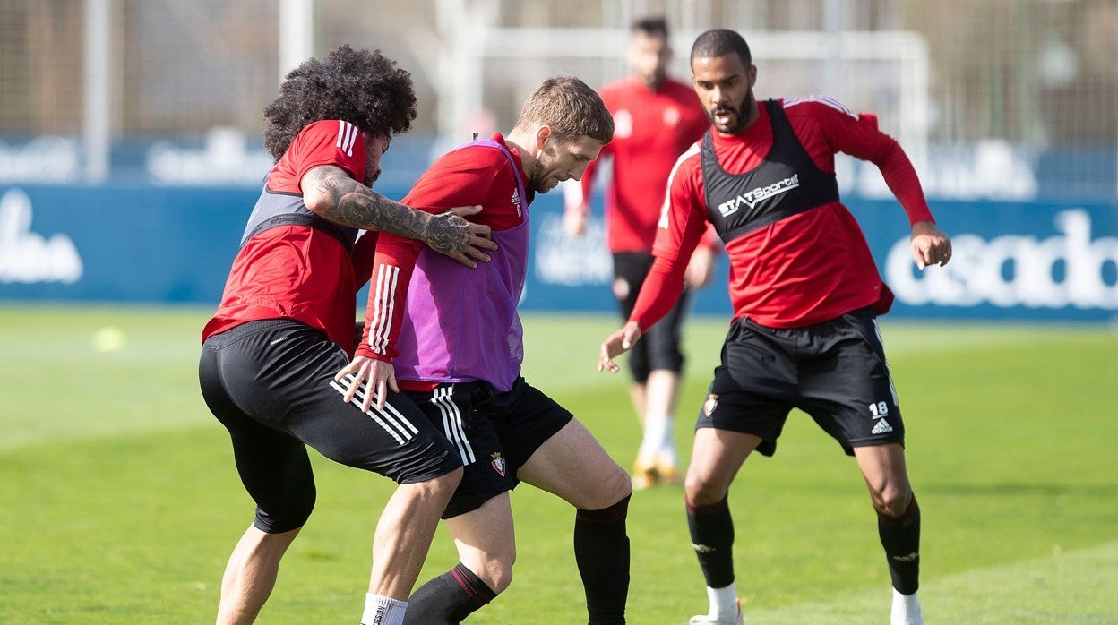 Brasanac pelea un balón con Aridane durante el entrenamiento del viernes