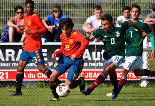 Carlos Álvarez, en un partido con la selección española sub 16