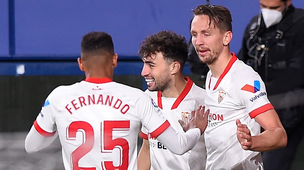 Fernando, Munir y De Jong celebran el segundo gol del Sevilla en Pamplona, obra del holandés