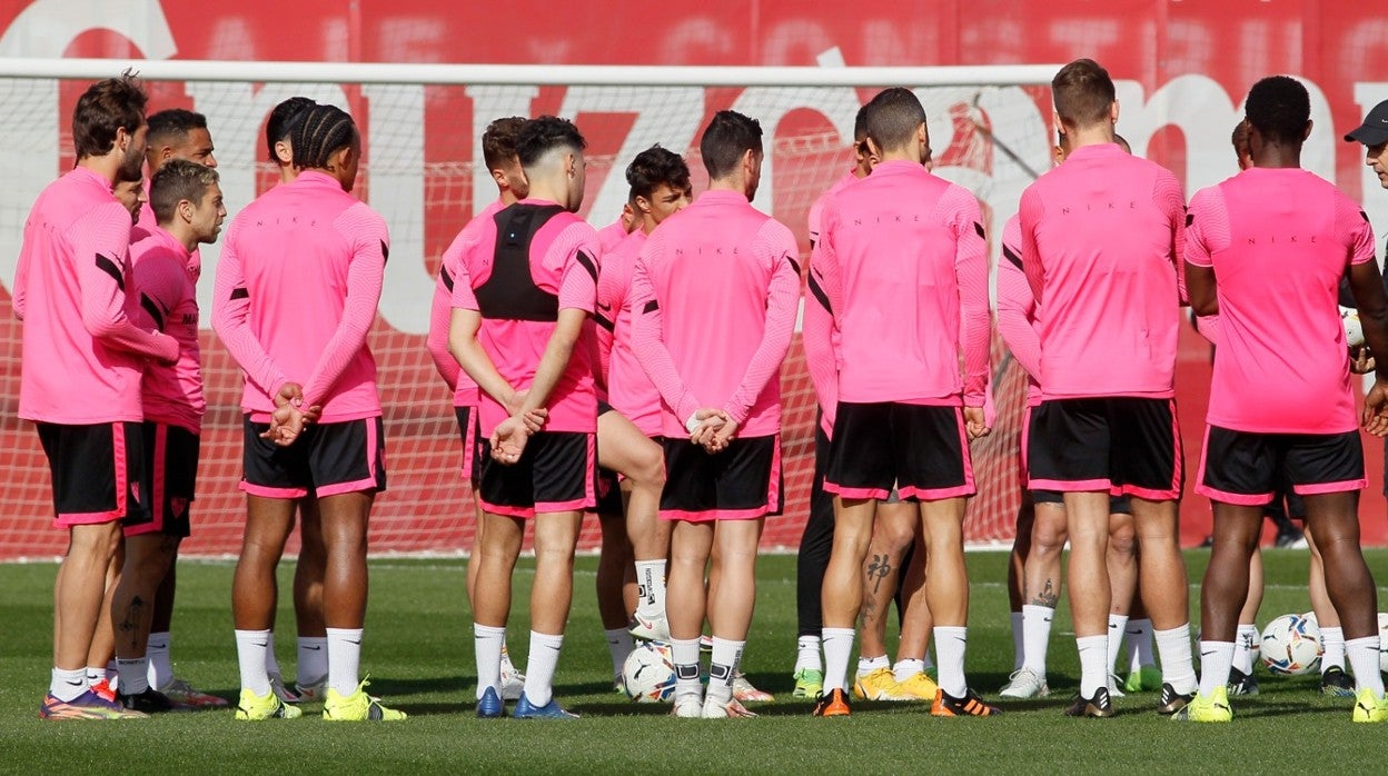 Julen Lopetegui dialoga con sus futbolistas en un entrenamiento de esta semana del Sevilla FC