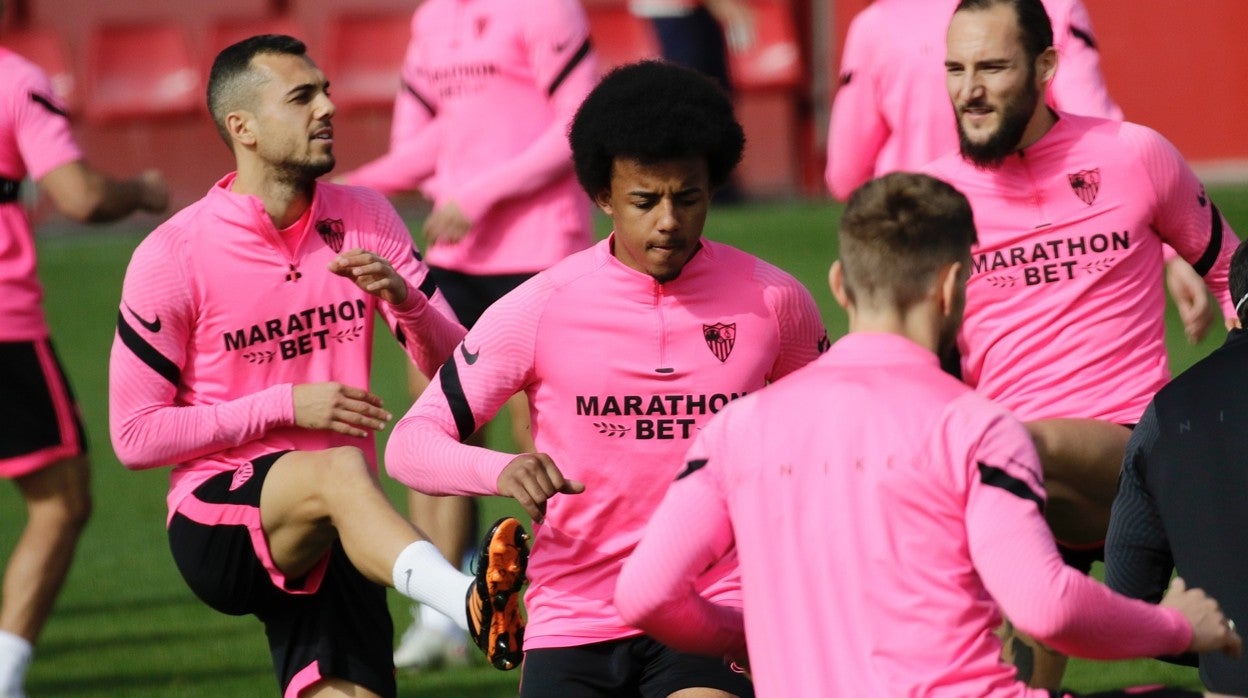Jordán, Koundé y Gudelj, en la sesión preparatoria del Sevilla antes de medirse al Barça en el Camp Nou