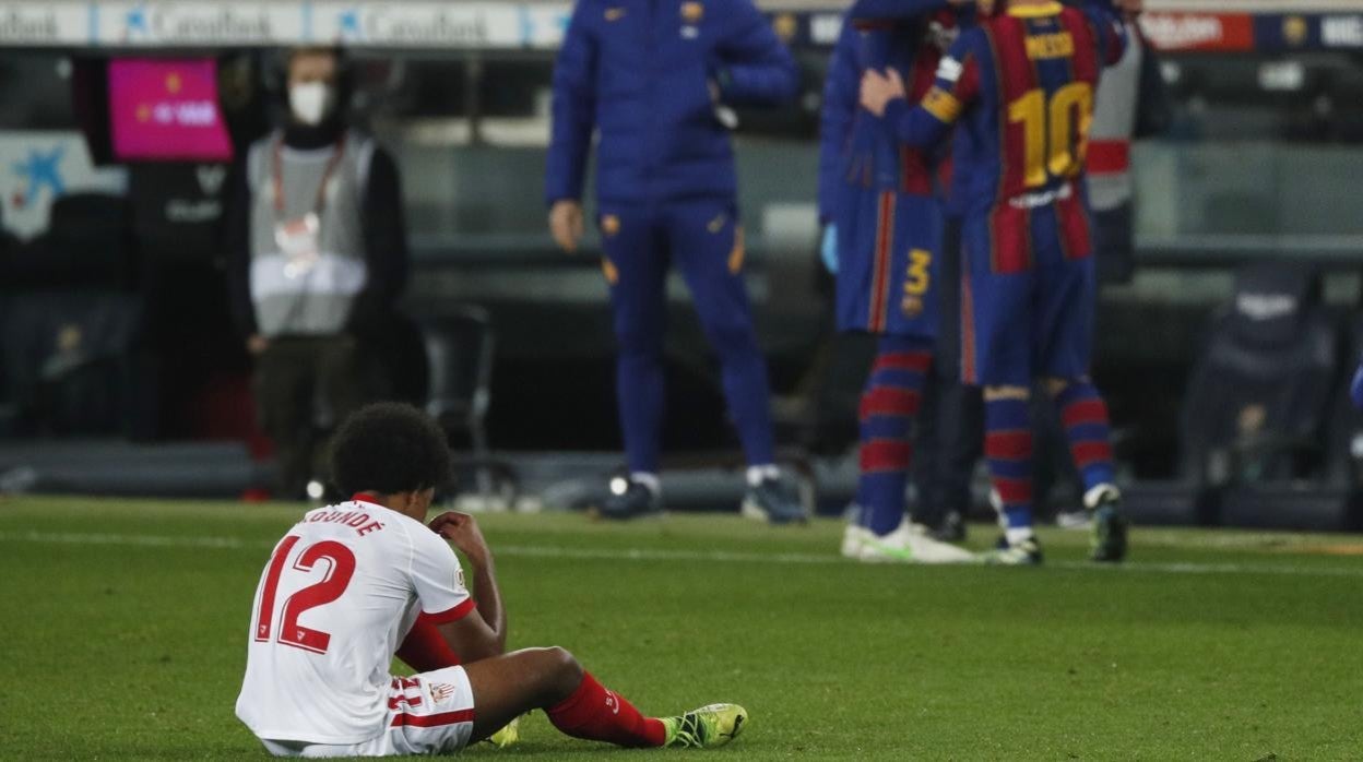 Koundé se lamenta en el suelo tras el gol de Piqué en el Barcelona - Sevilla de la Copa del Rey