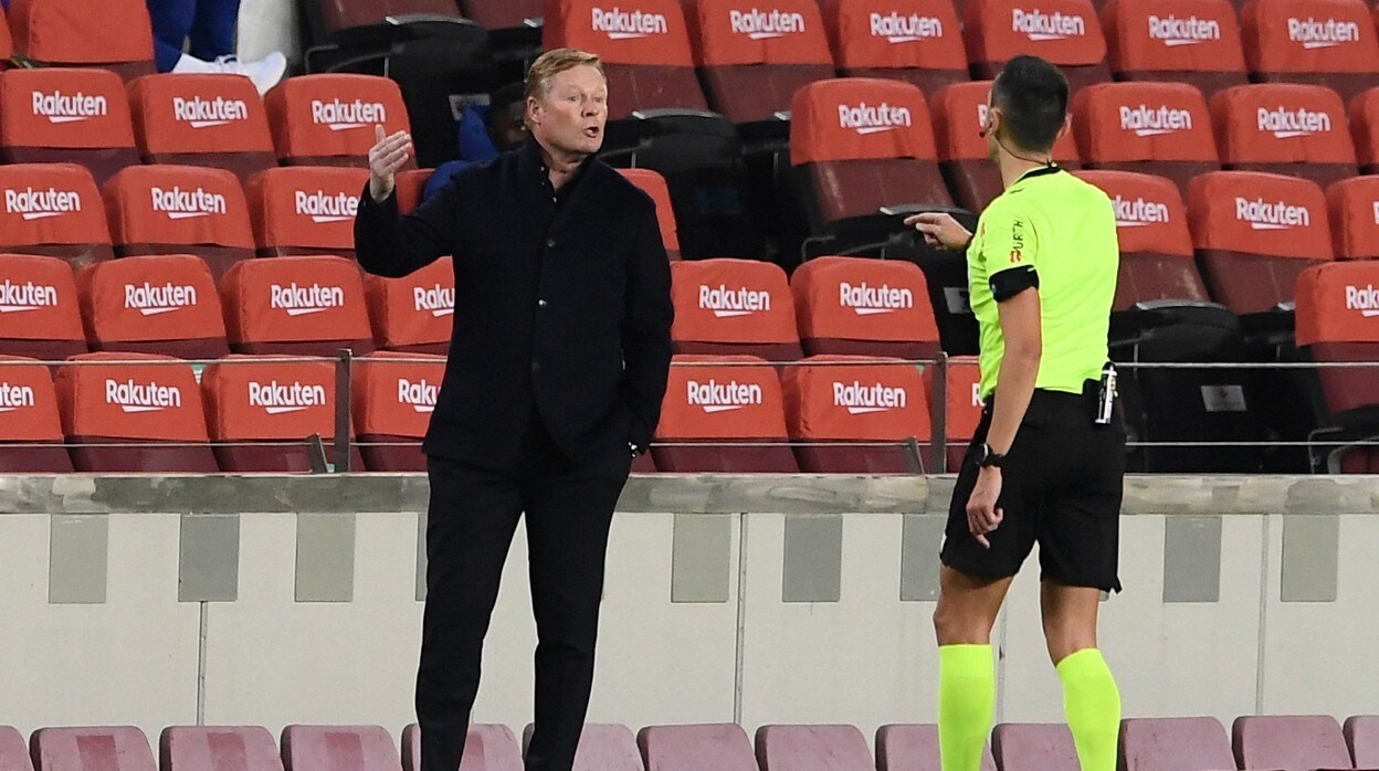 Koeman habla con el árbitro durante el Barcelona - Sevilla de la Copa del Rey