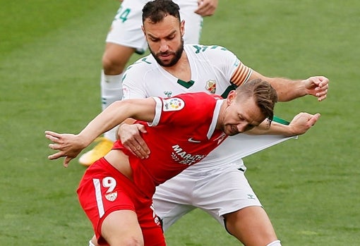 De Jong pugna con Gonzalo Verdú durante el Elche - Sevilla FC