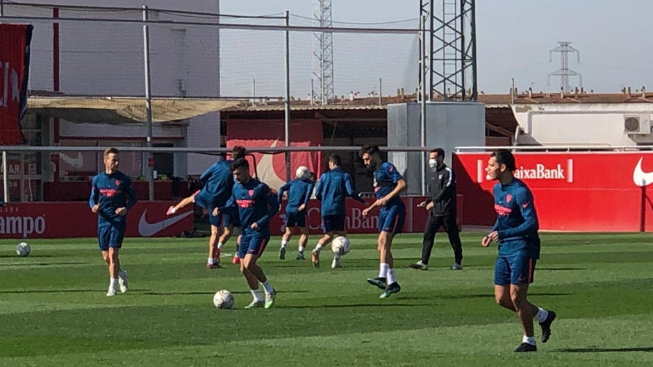 El Sevilla ultima su partido ante el Elche sin Fernando, Joan Jordán y Ocampos