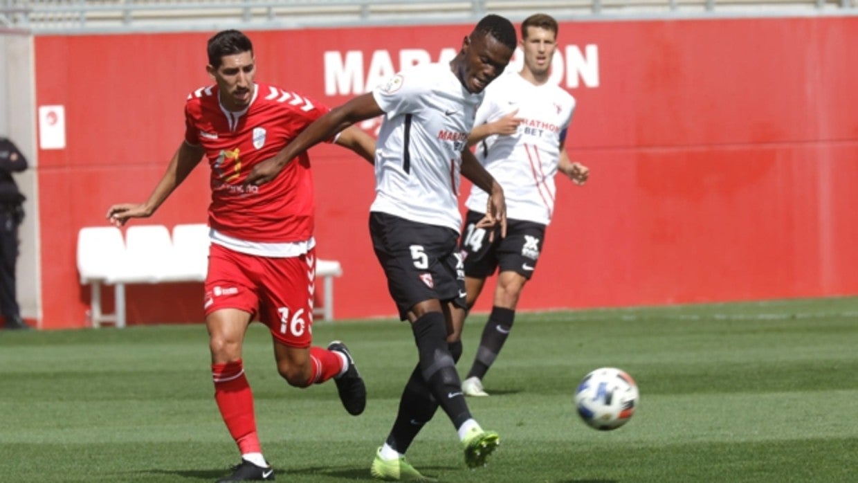 Kibamba se deshace de un balón ante el hostigamiento de Casáis