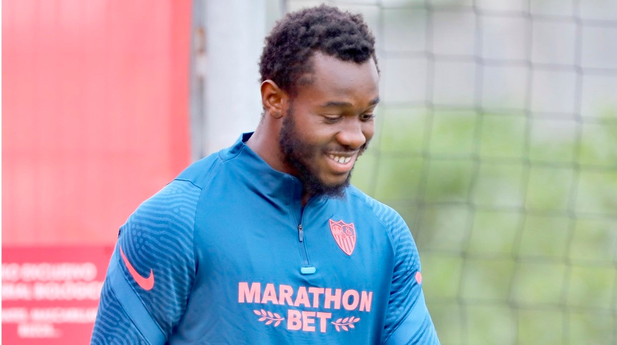 Gnagnon en un entrenamiento con el Sevilla