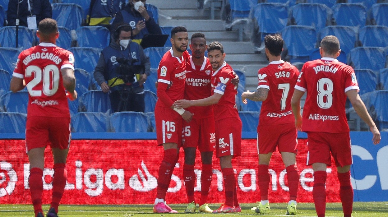 Los jugadores del Sevilla celebran uno de los goles ante la Real Sociedad