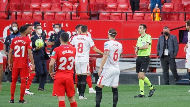 El inédito minuto que De Burgos Bengoetxea añadió con los jugadores en los vestuarios