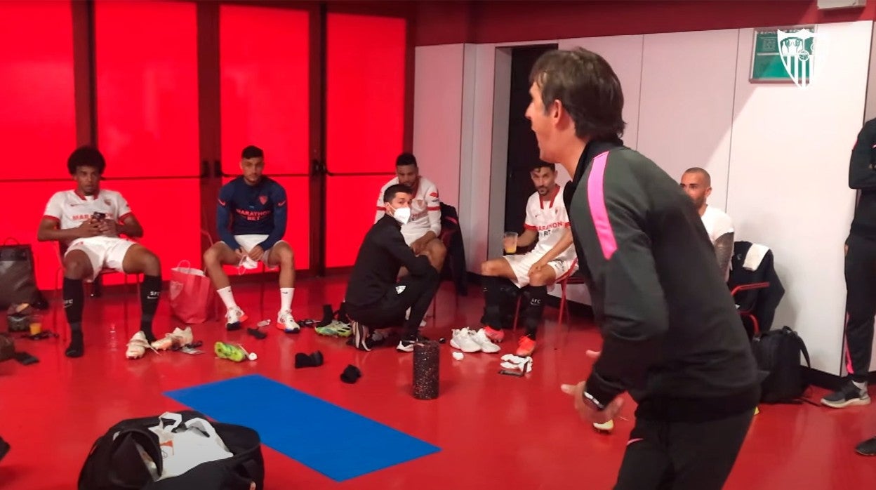 Lopetegui se dirige a sus jugadores tras el Sevilla - Granada