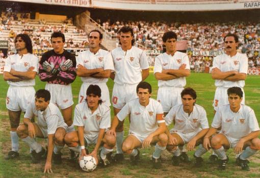 Once del Sevilla en un partido de la temporada 1990-91. De la Fuente el primero de la fila de arriba por la derecha