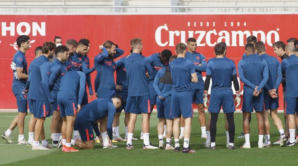 Los jugadores del Sevilla, en la ciudad deportiva