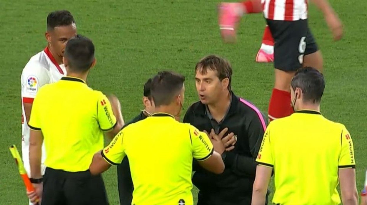 Lopetegui protesta a Gil Manzano al final del Sevilla - Athletic