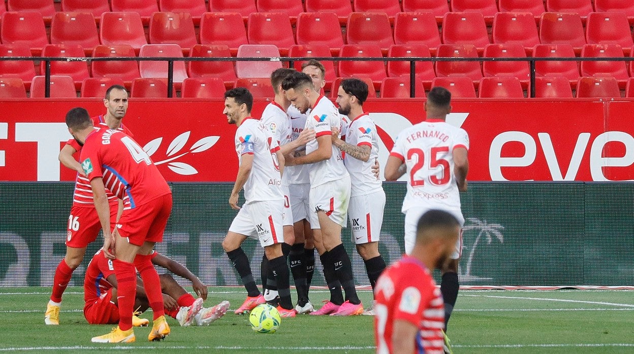 Varios jugadores del Sevilla celebran el segundo gol marcado ante el Granada
