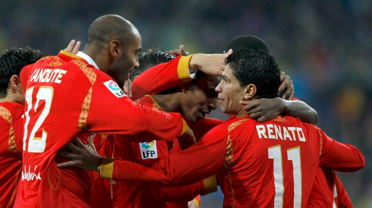 Renato, autor del 3-4, celebra con Kanouté, Konko y Navas el triunfo