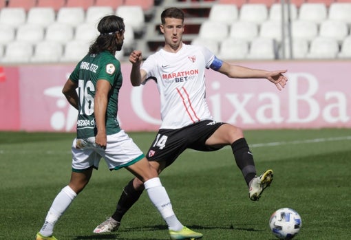 El palmesano trata de estorbar un pase de Mario Ortiz en el duelo ante el Córdoba