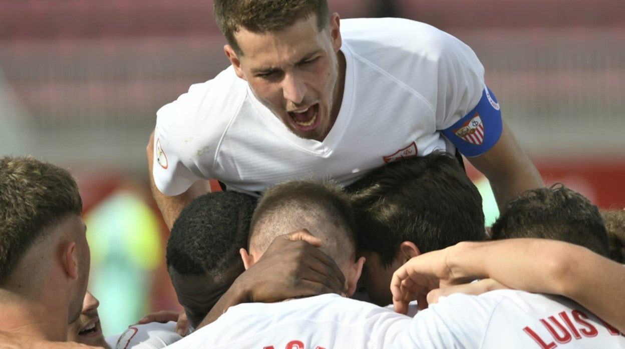 Pedro Ortiz, por encima de sus compañeros en la celebración de un gol