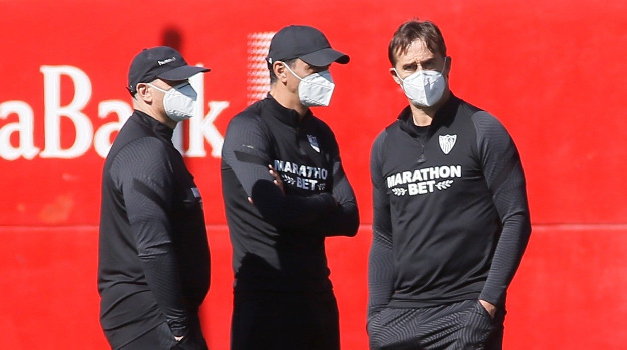 Lopetegui, a la derecha, junto a su cuerpo técnico