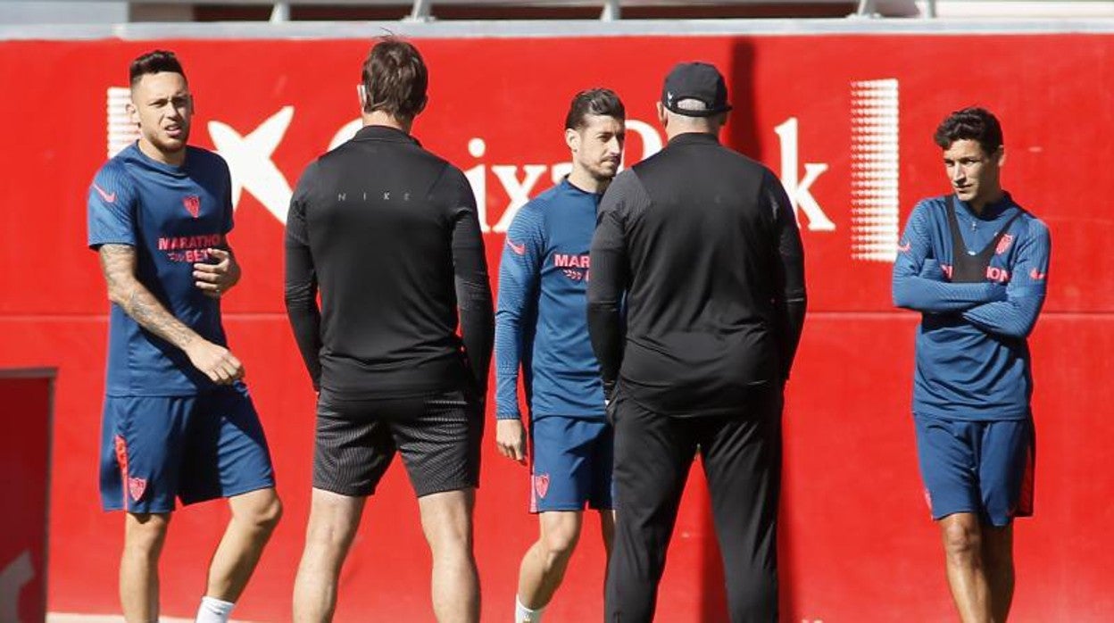 Lopetegui, con Rakitic, Escudero y Navas