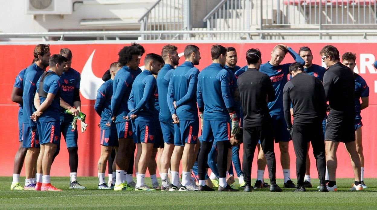 Julen Lopetegui dialoga con los futbolistas del Sevilla FC