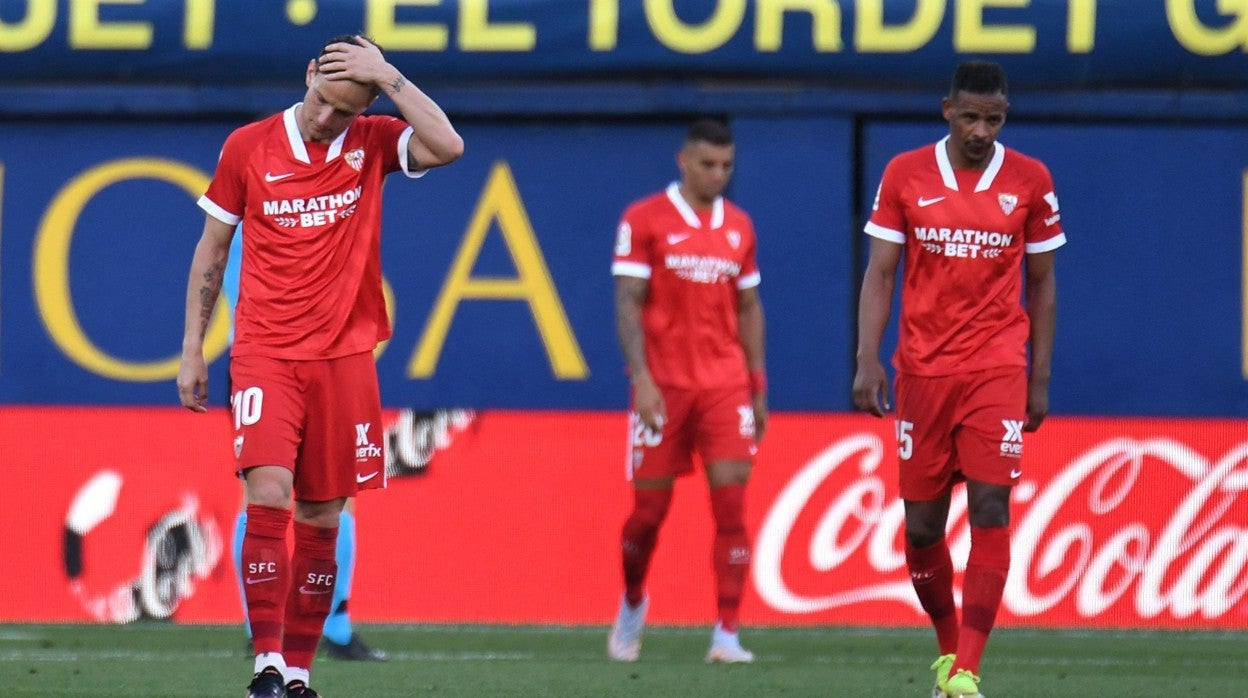 Los jugadores del Sevilla cabizbajos tras encajar uno de los goles ante el Villarreal