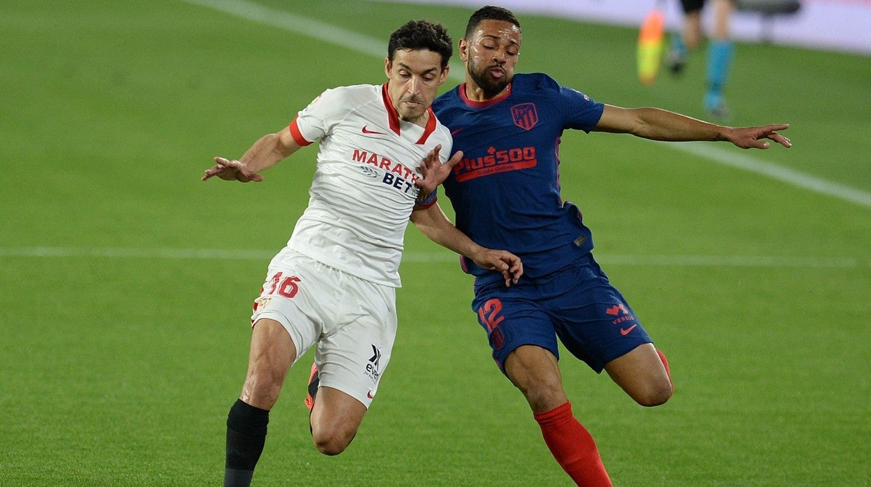 Navas pelea con Lodi un balón en el Sevilla FC - Atlético de Madrid