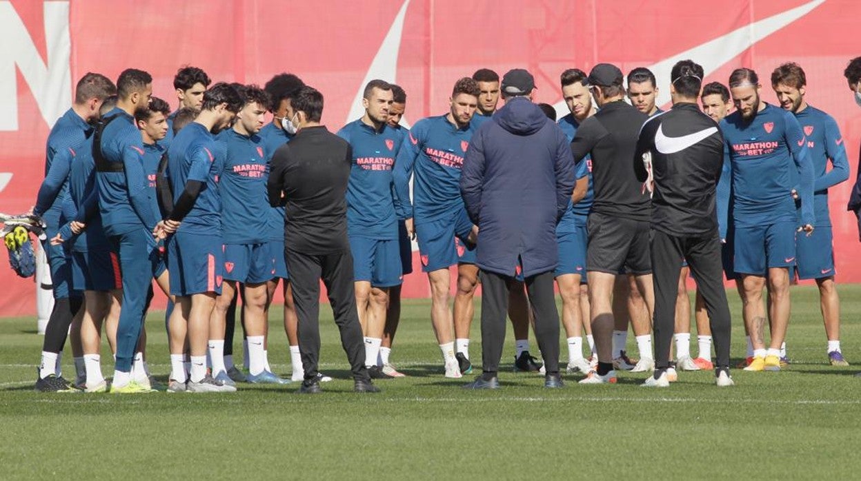 Julen Lopetegui dialoga con los futbolistas del Sevilla FC en un entrenamiento de esta temporada