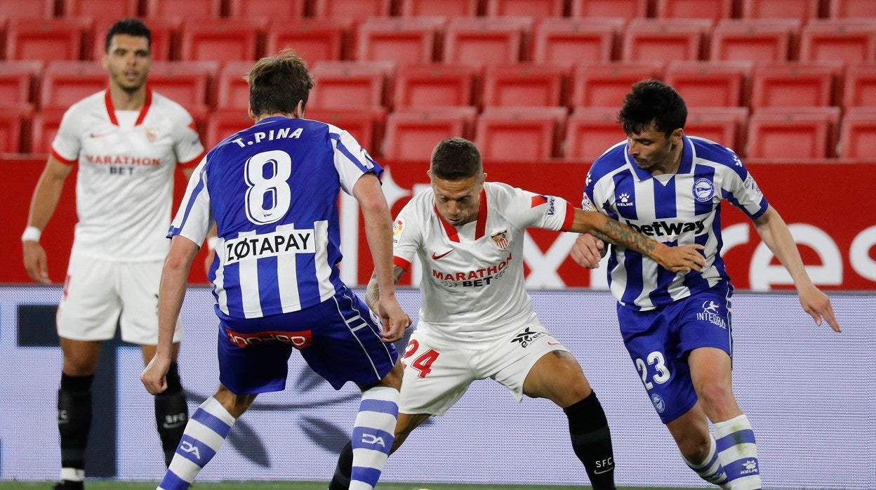 Papu Gómez disputa un balón con Tomás Pina y Ximo Navarro durante el encuentro de esta noche