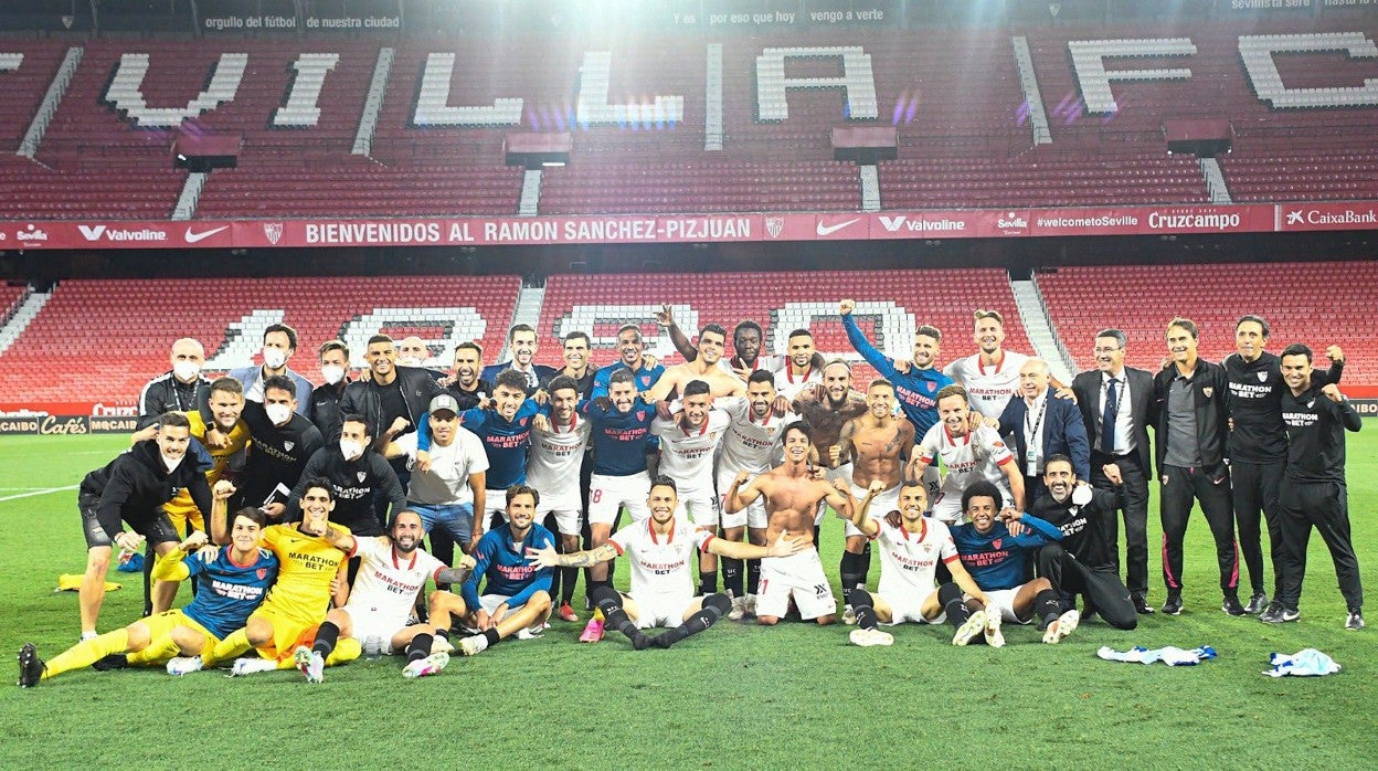 Los jugadores y el cuerpo técnico del Sevilla FC celebran la victoria que les permitió superar la máxima puntuación histórica de la entidad en LaLiga