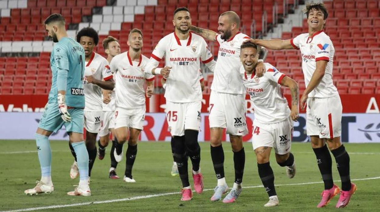 Los jugadores del Sevilla celebran el gol de la victoria ante el Alavés