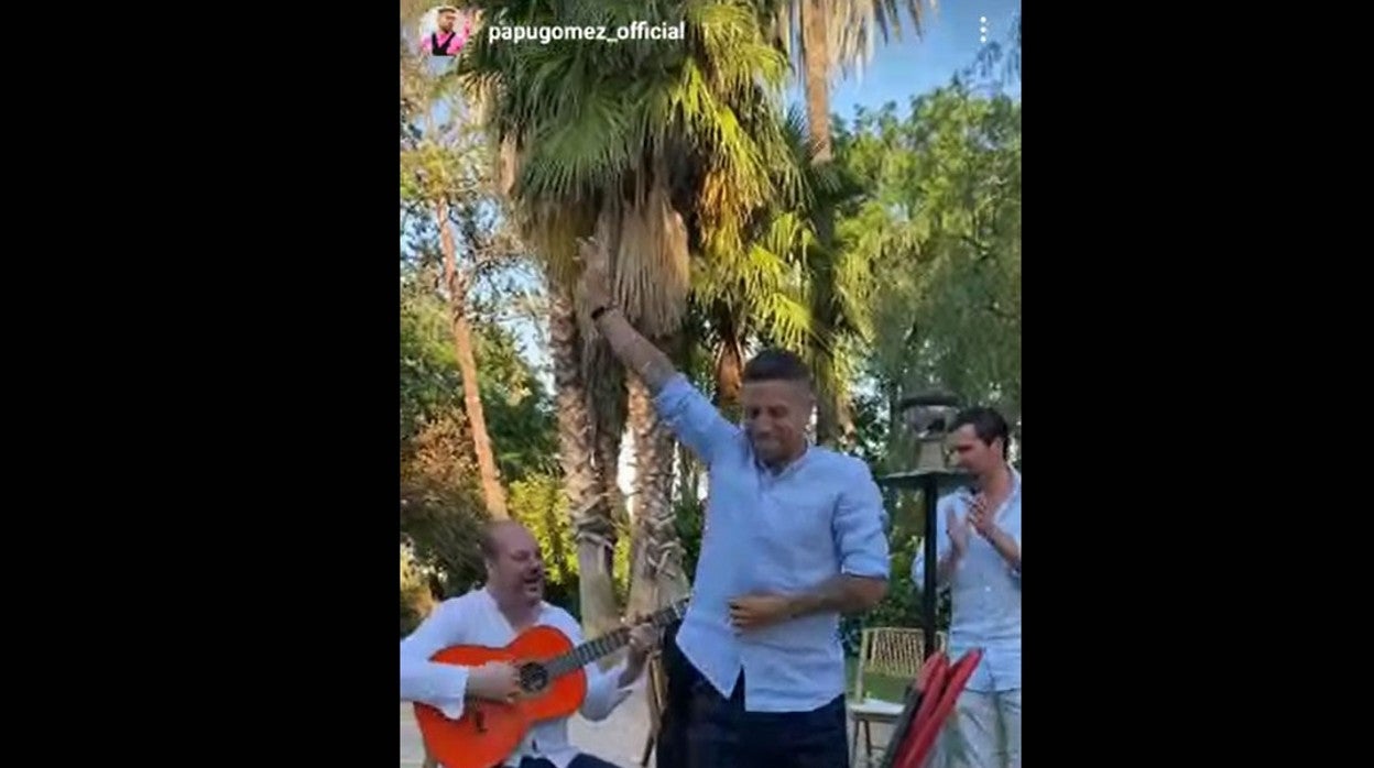 Papu Gómez baila flamenco durante una celebración particular