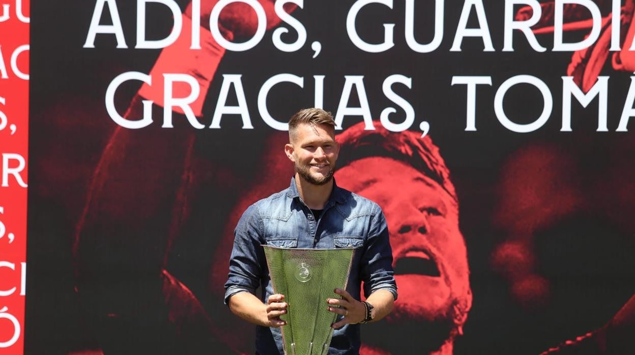 Vaclik, posa en su despedida