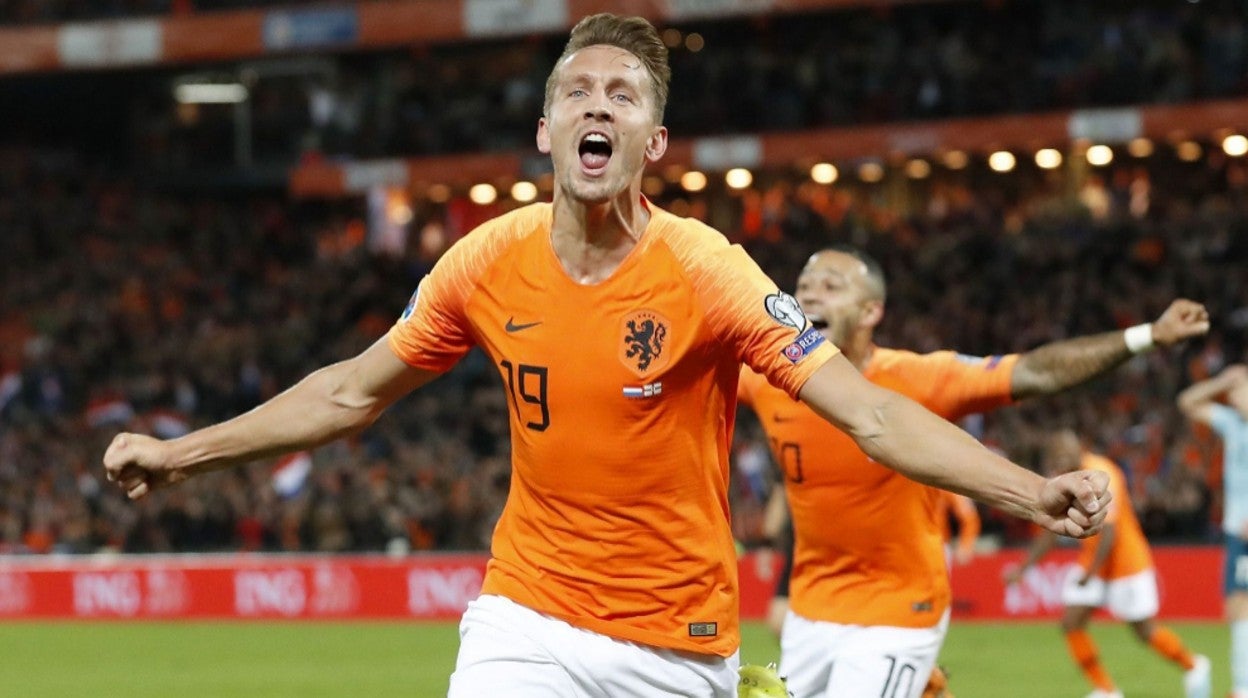 Luuk de Jong celebra un gol con su selección