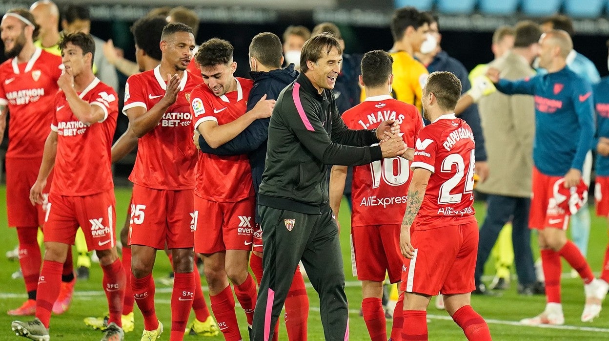 Julen Lopetegui felicita a sus jugadores por la victoria ante el Celta de Vigo