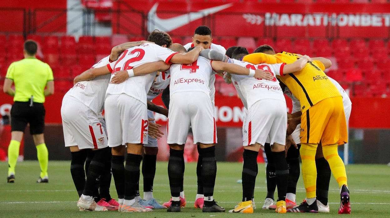 Los jugadores del Sevilla reunidos antes de un partido