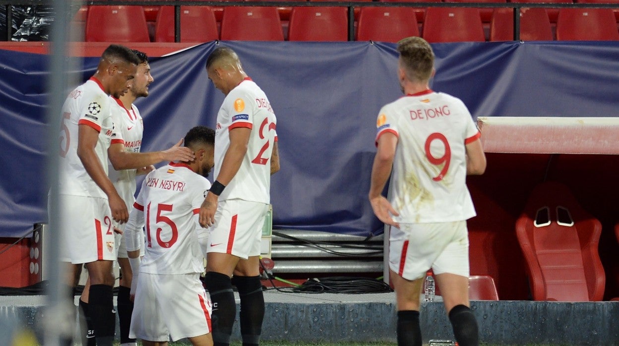 Los jugadores del Sevilla FC celebran el tanto de En-Nesyri que significó la remontada ante el Krasnodar