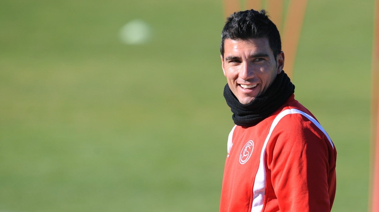 Reyes sonríe en un entrenamiento del Sevilla FC en 2013