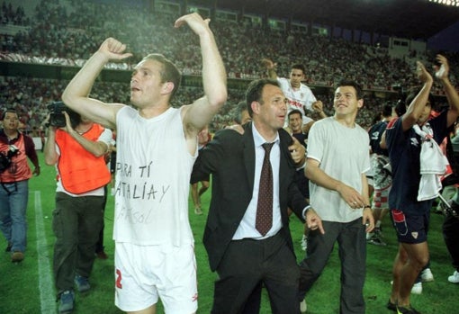 Joaquín Caparrós celebra el ascenso del Sevilla FC a Primera división el 3 de junio de 2001